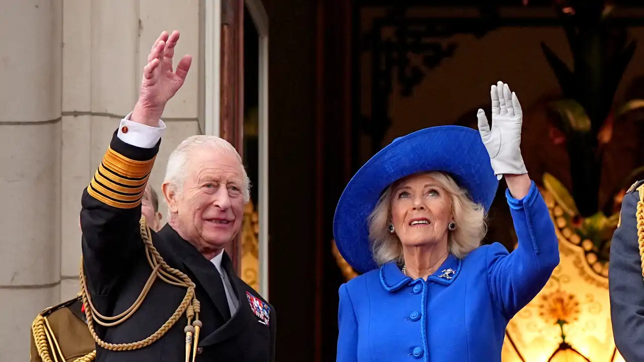 Los Reyes Carlos y Camilla durante el Día de la Victoria