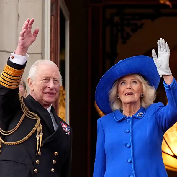 Los Reyes Carlos y Camilla durante el Día de la Victoria