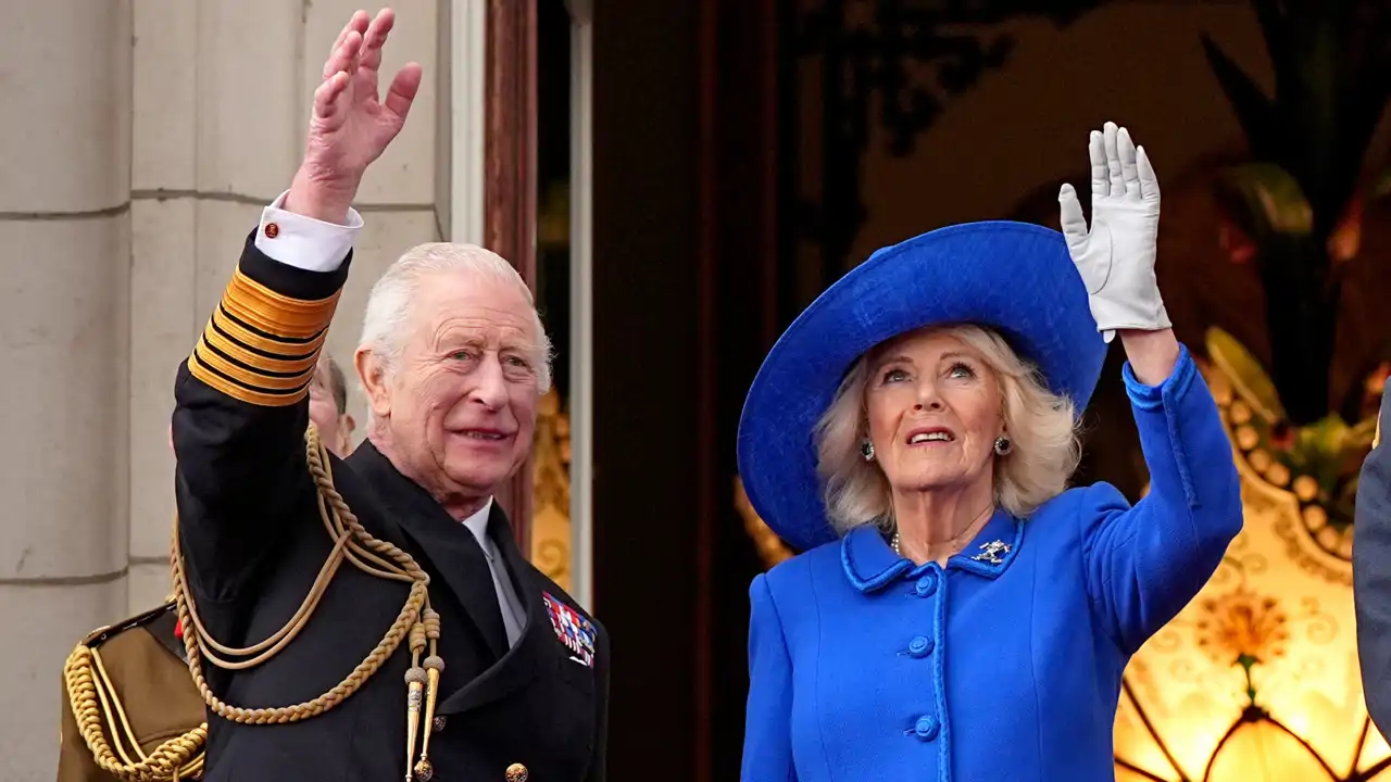 El rey Carlos envía un mensaje al príncipe Harry con un "movimiento de poder" desde el balcón de Buckingham