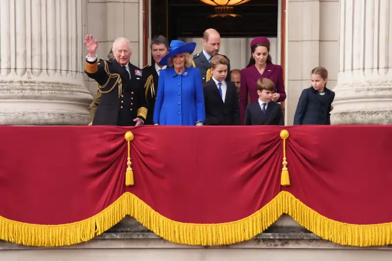 Los Reyes Carlos y Camilla junto a otros miembros de la Familia Real británica durante el Día de la Victoria