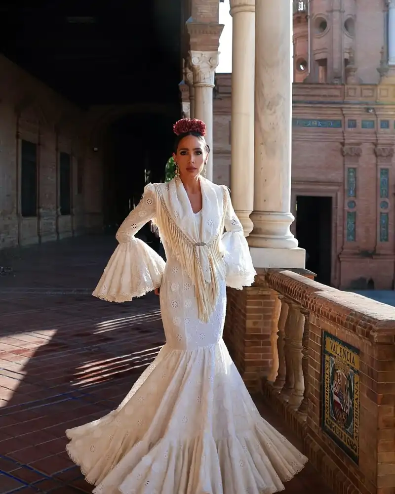 Rocío Osorno arrasa en la Feria de Sevilla 2025 con un precioso vestido de flamenca en color blanco roto