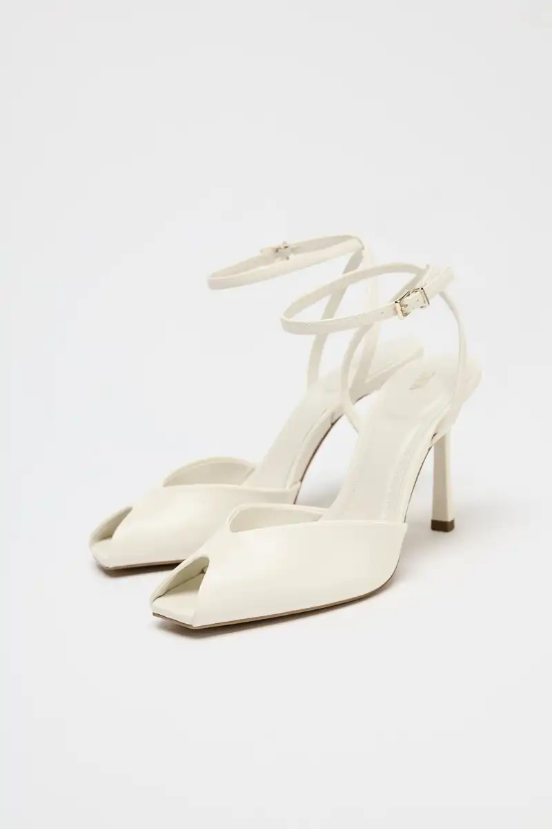Sandalia tacón con abertura de Zara 29,95 euros  