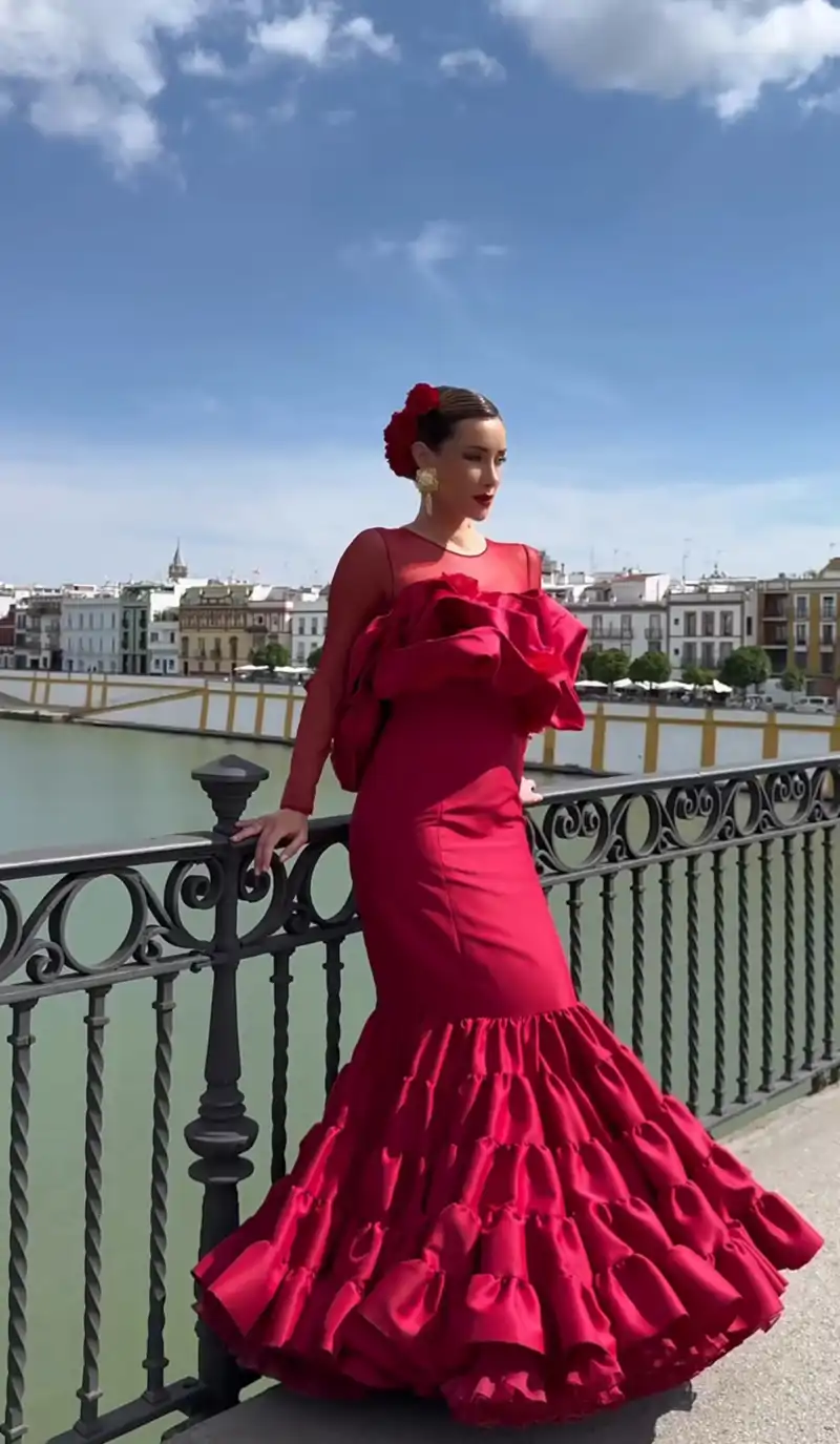 Adara Molinero: pasión en rojo para su primera feria