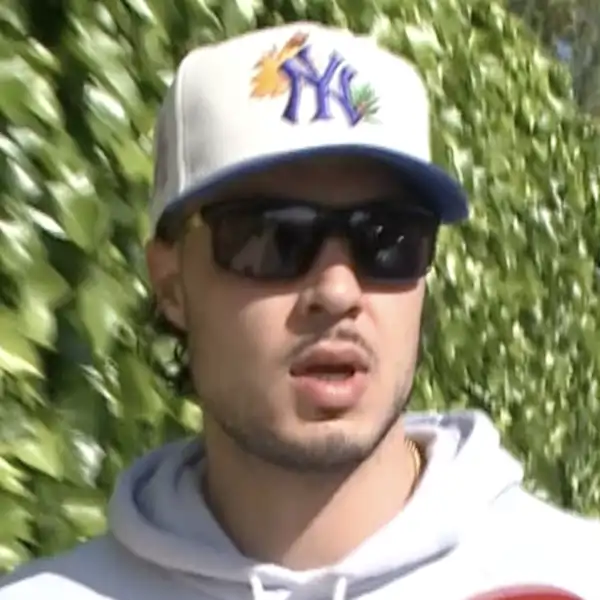 Carlo Costanzia con gafas de sol