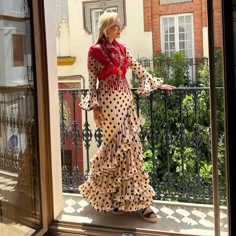 Carmen Lomana, muy clásica, apuesta por el polka dot en el segundo día de Feria de Abril 2025 