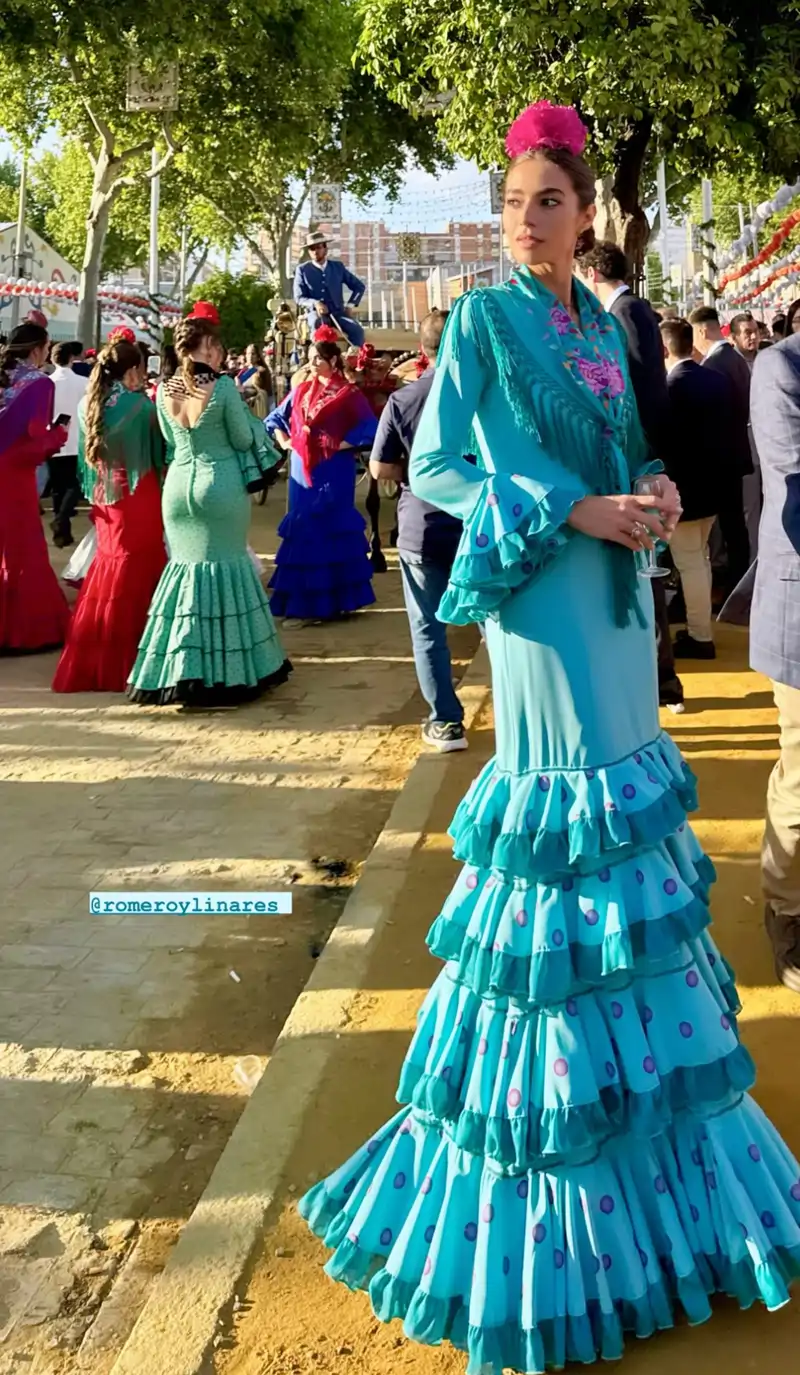 El look monocromático de Rocío Crusset en el segundo día de la Feria de Abril 2025 