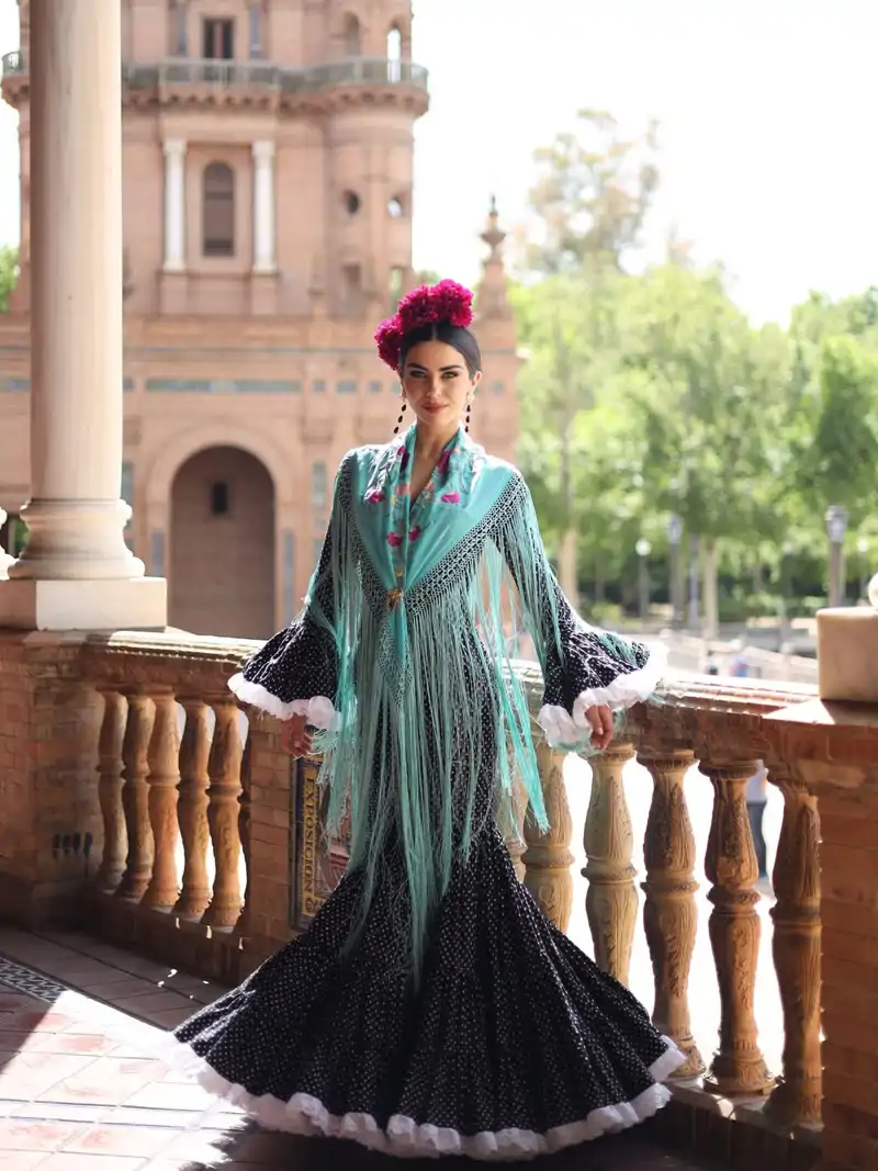El precioso vestido de la hermana de Violeta Mangriñán y su mantoncillo con flecos XXL