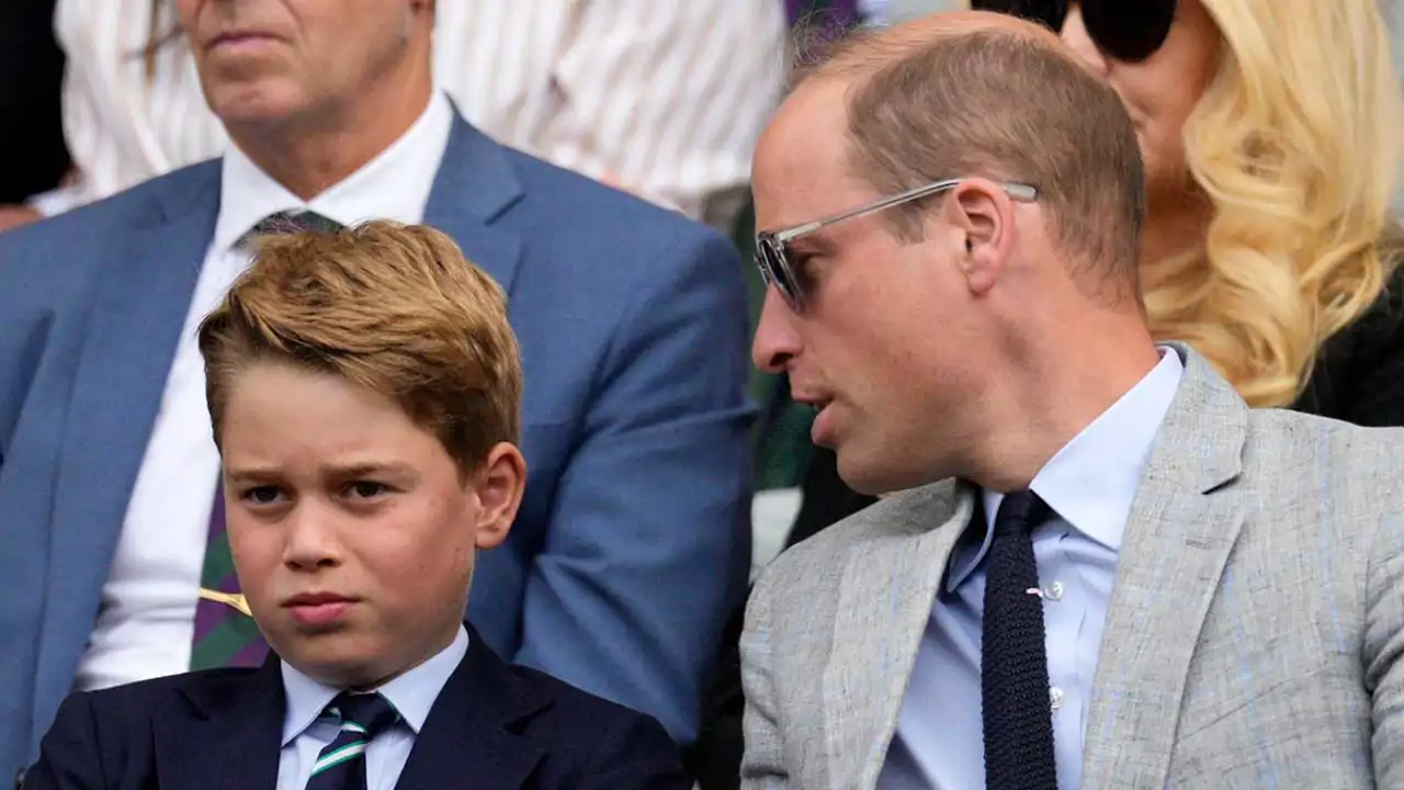 El príncipe George junto a su padre
