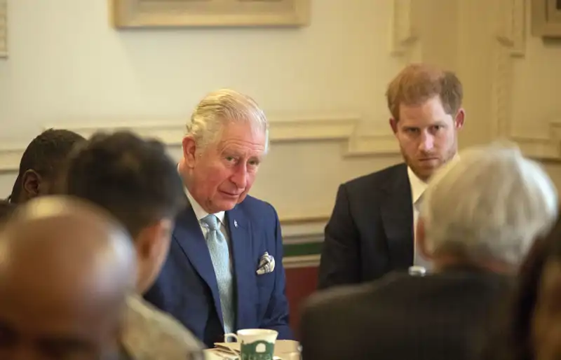 El Rey Carlos III junto a su hijo, el Príncipe Harry