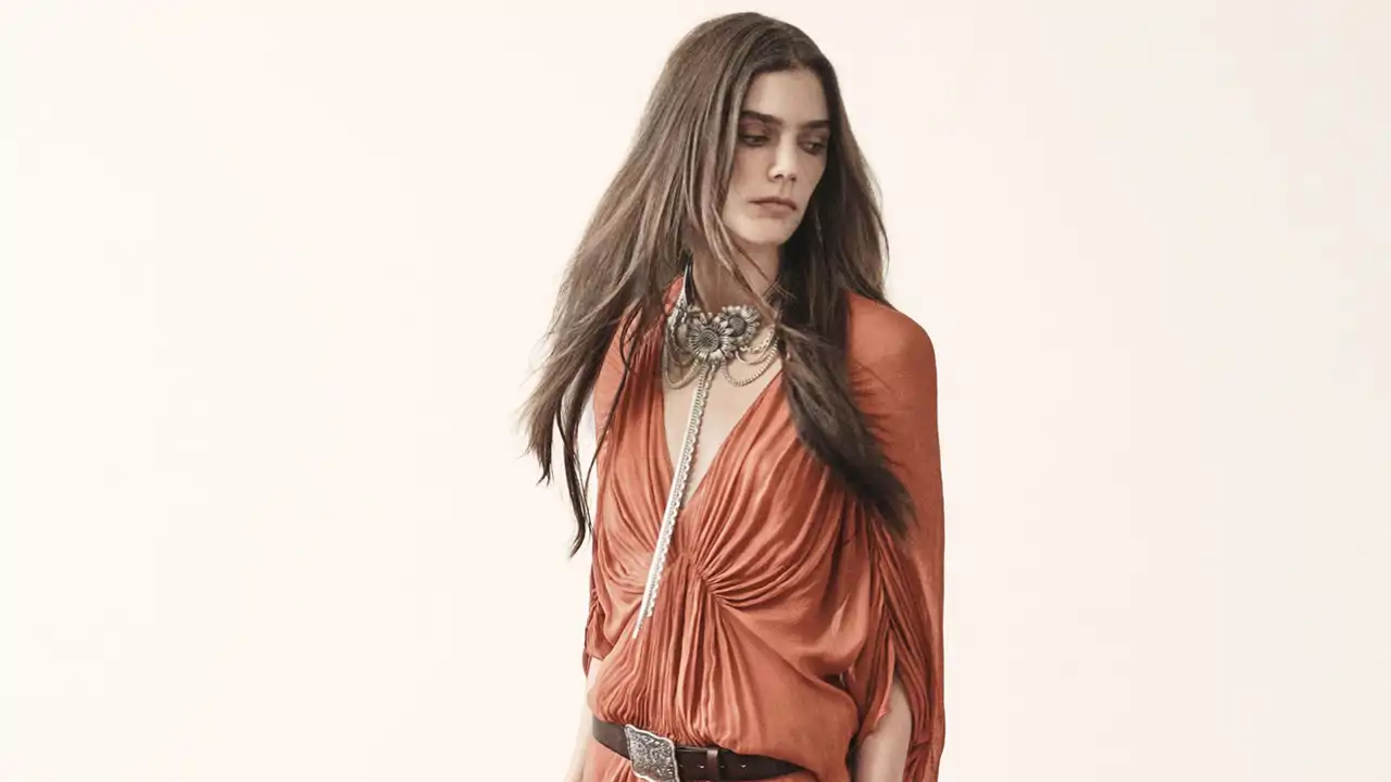 En Zara están triunfando estos vestidos de manga al codo: elegantes, frescos y disimulan la flacidez de los brazos