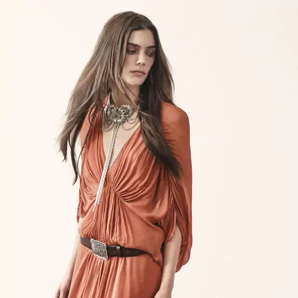 En Zara están triunfando estos vestidos de manga al codo: elegantes, frescos y disimulan la flacidez de los brazos