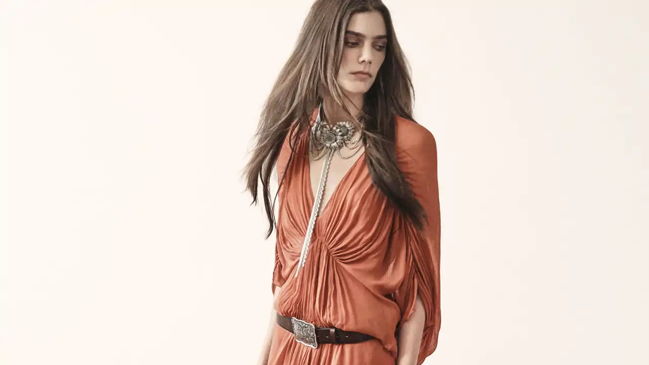 En Zara están triunfando estos vestidos de manga al codo: elegantes, frescos y disimulan la flacidez de los brazos