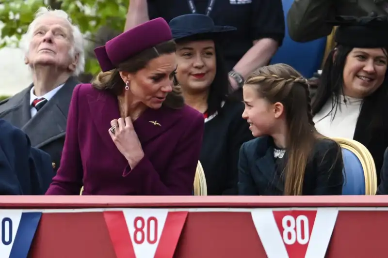 Kate Middleton y la princesa Charlotte, en el Día de la Victoria.