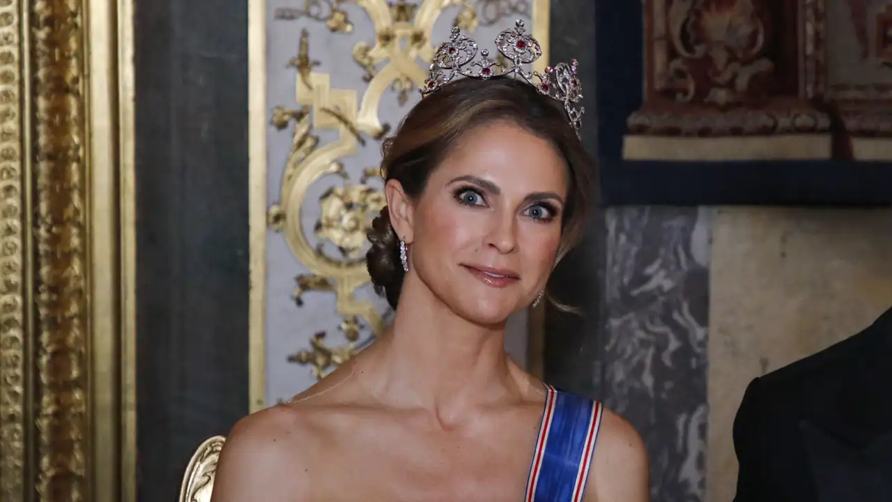 La princesa Magdalena, espectacular con rubíes, y la reina Silvia en zapatillas: las fotos de la cena de gala de la Familia Real de Suecia