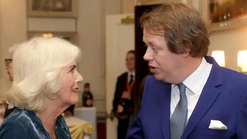 La Reina Camilla hablando con su hijo, Tom Parker Bowles