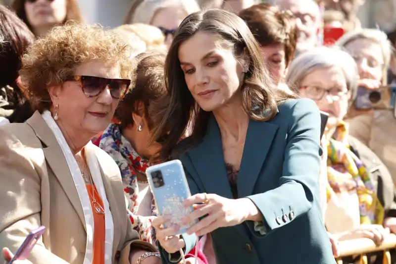 La Reina Letizia se hace un selfie con una vecina de León