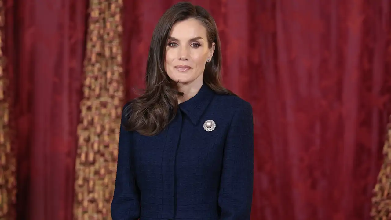 La Reina Letizia ya tiene los pantalones cigarrette que todas las mujeres de más de 50 deberían tener en su armario