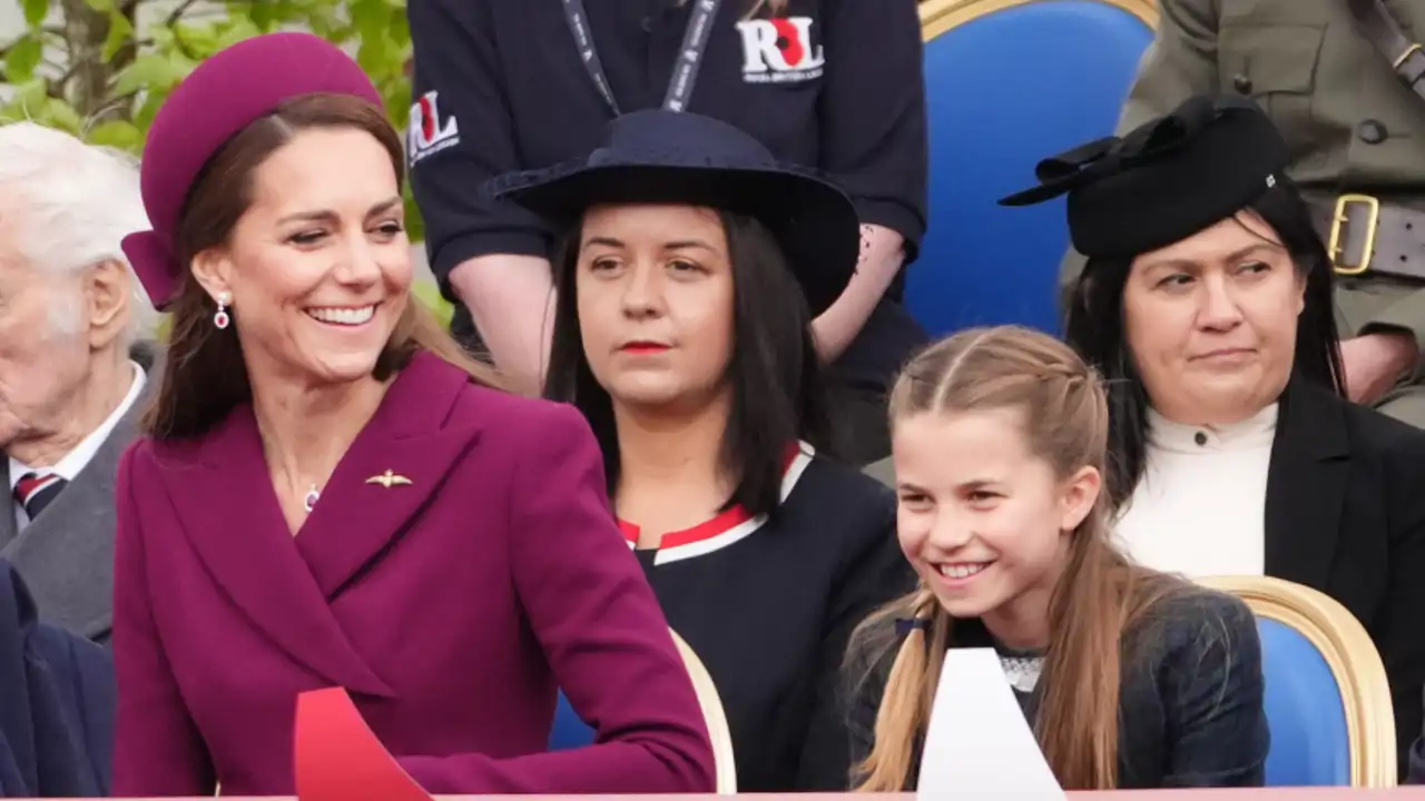 Los príncipes de Gales y sus tres hijos en el Día de la Victoria.