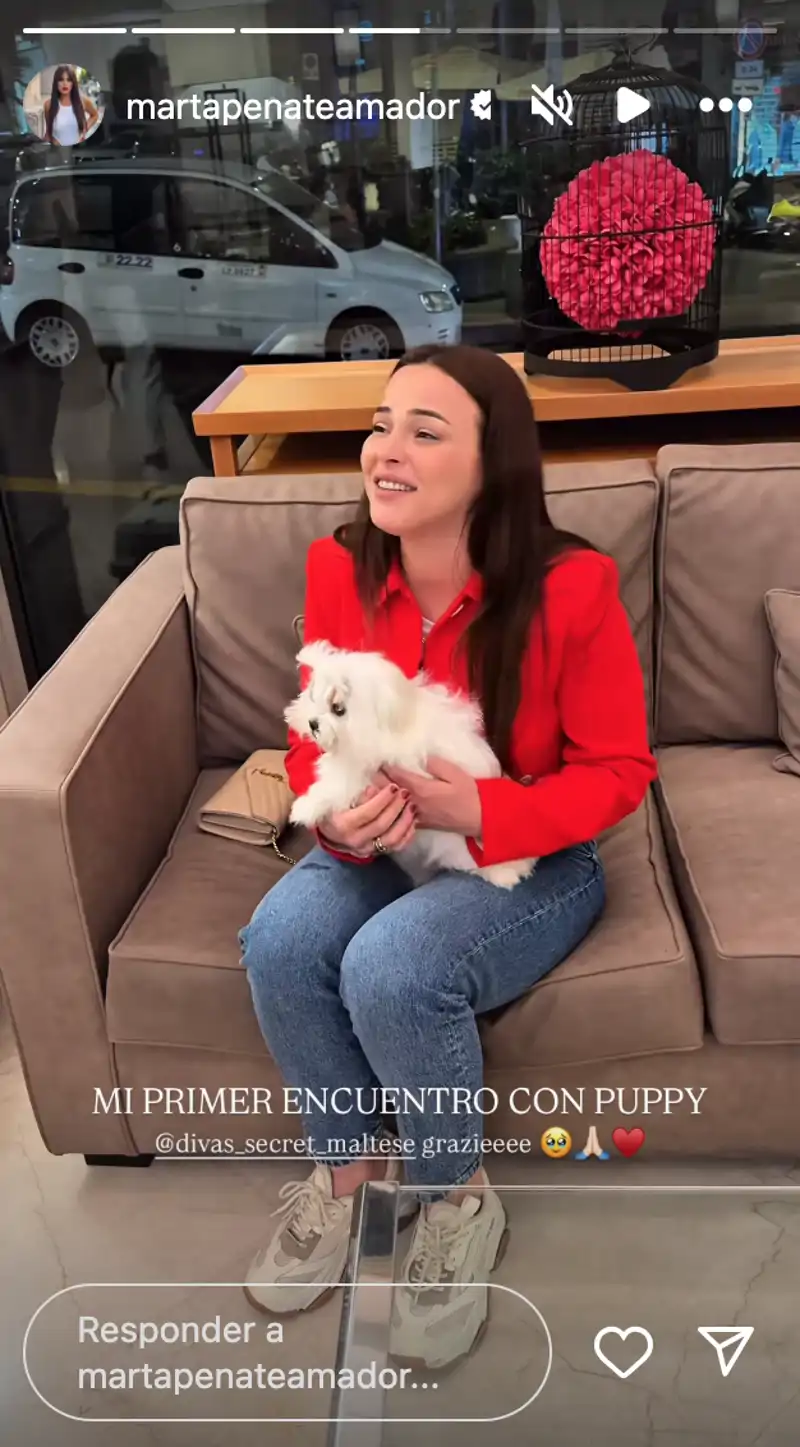 Marta Peñate junto con su perro Puppy