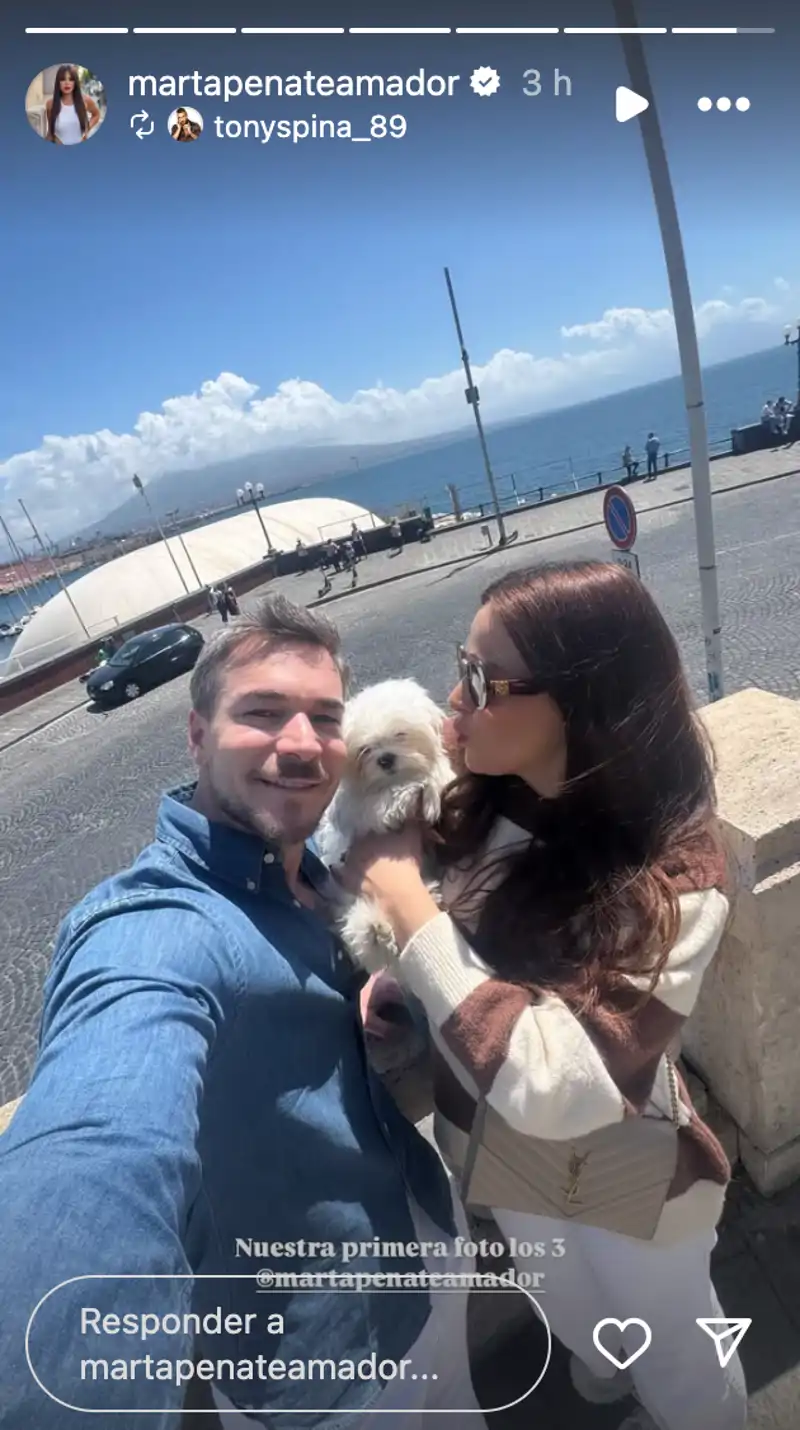 Marta Peñate y Tony Spina junto a su perro