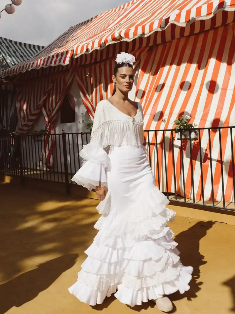 Susana Molina y su traje de flamenca blanco en la Feria de Sevilla 2025