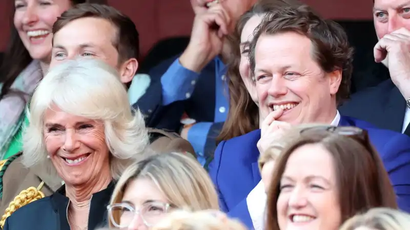 Tom Parker Bowles y su madre, la reina Camilla, ríen en un evento