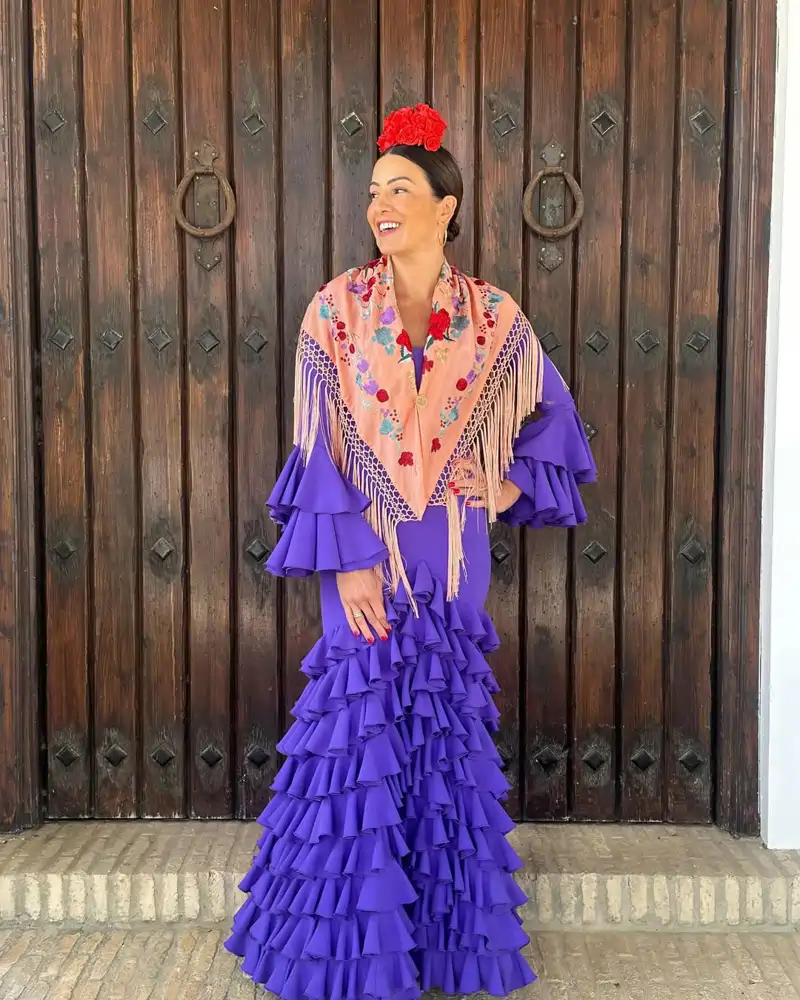 Virginia Troconis y su vestido morado lleno de textura para el segundo día de feria 