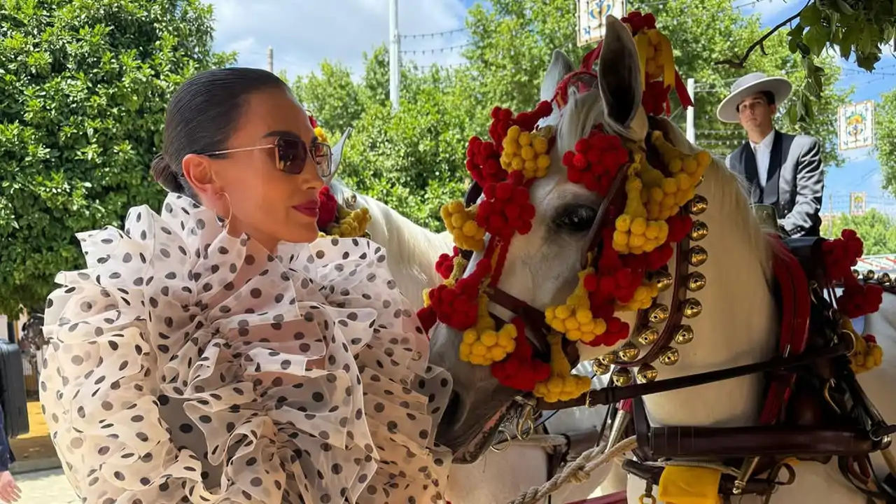 Nieves Álvarez arrasa en la Feria de Abril con la camisa de volantes más espectacular que también ha enamorado a Paloma Cuevas