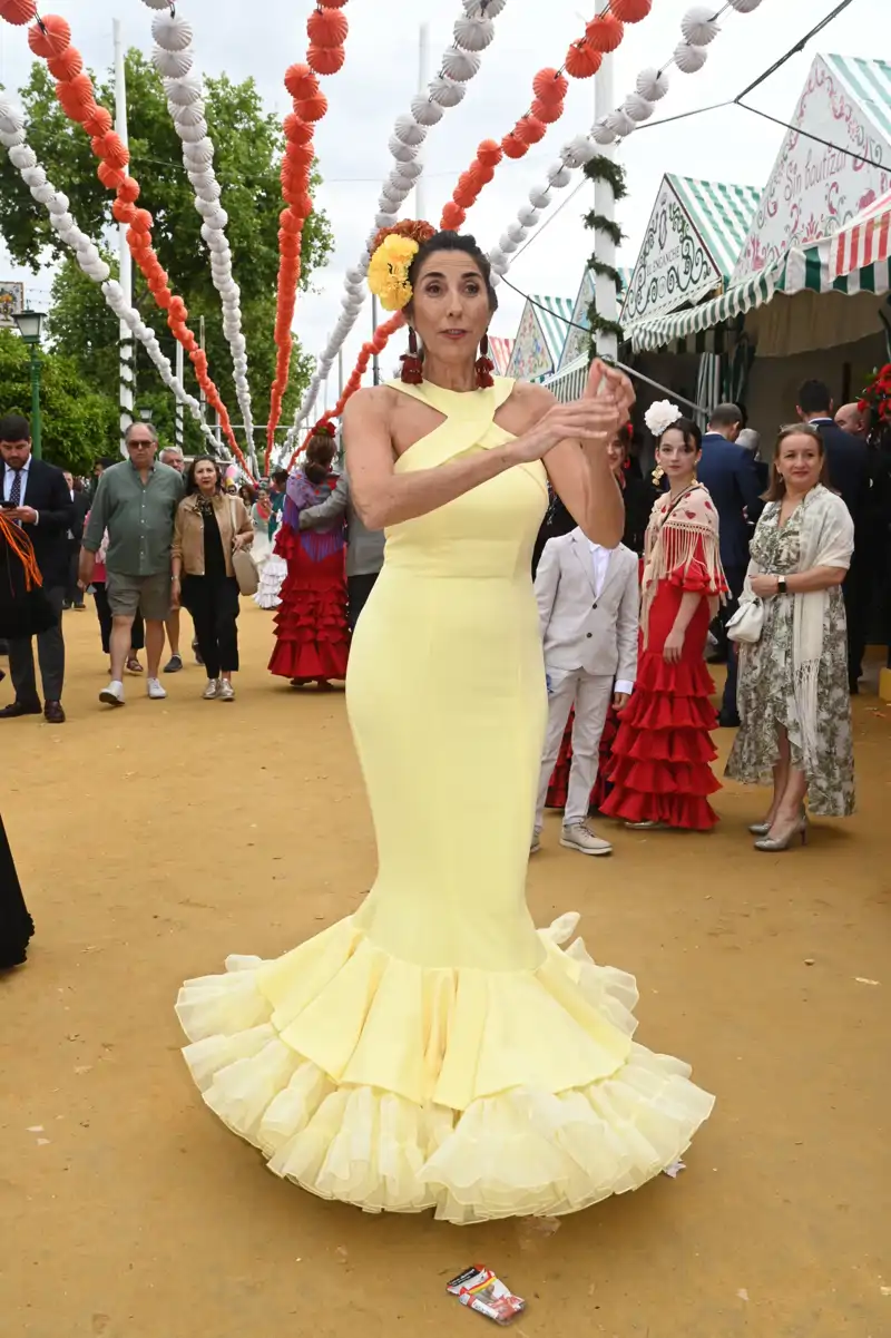 El look 'amarillo mantequilla' de Paz Padilla en la Feria de Abril 2025