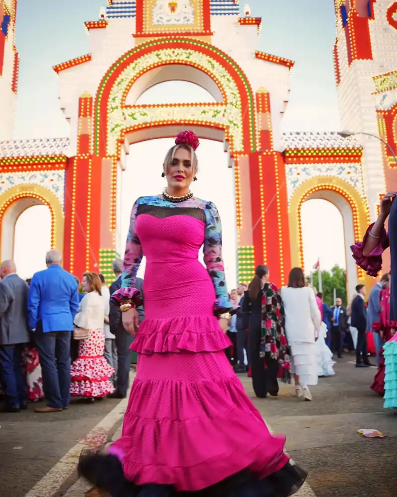 El look de Amor Romeira en la Feria de Sevilla 2025