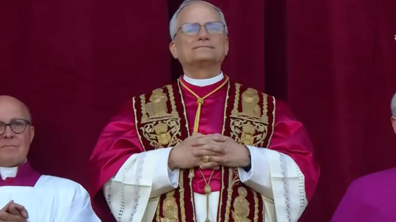 El nuevo Papa León XIV vuelve a la vestimenta papal tradicional: con muceta en carmesí, ornamentada en oro y con un accesorio 'moderno'