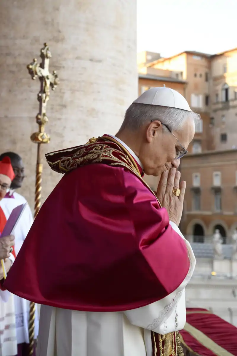 El Papa León XIV, en el balcón de San Pedro.