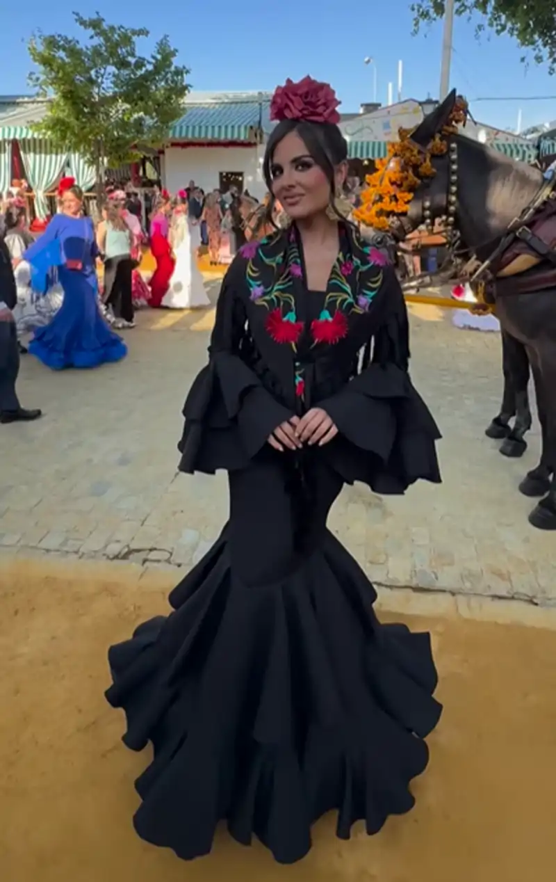 El vestido plano de Alexia Rivas en la Feria de Sevilla 2025 