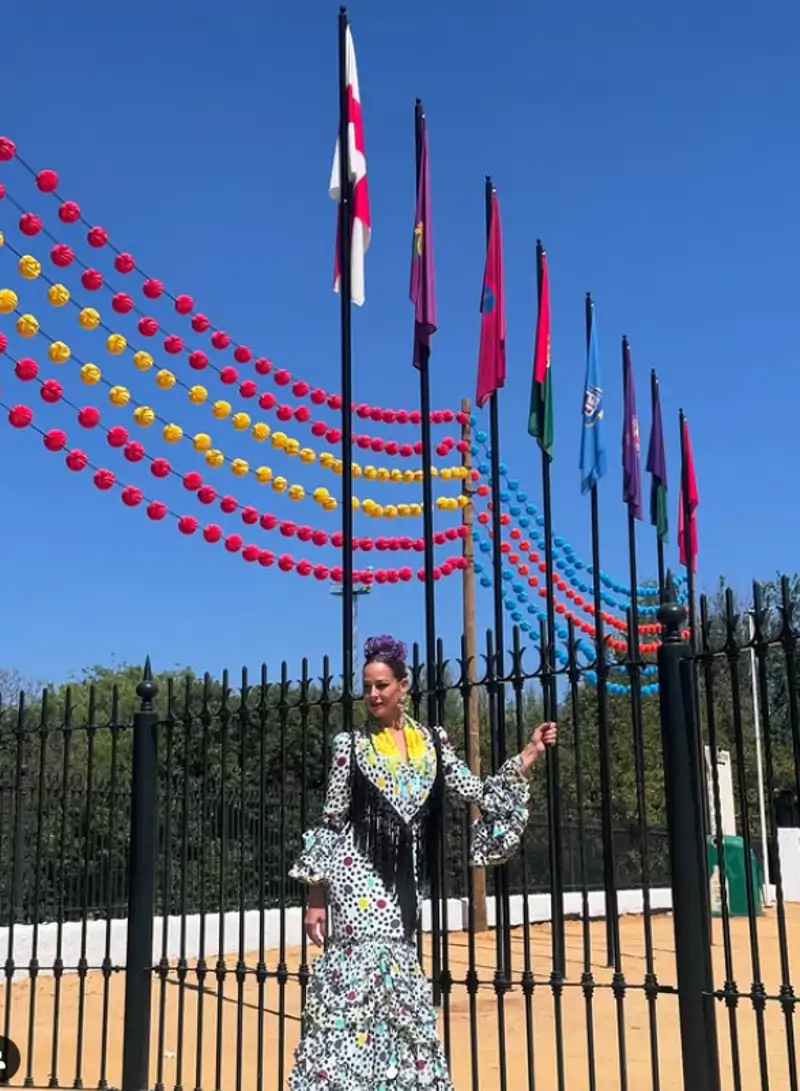 Eva González con traje de flamenca en la Feria de Abril 2025