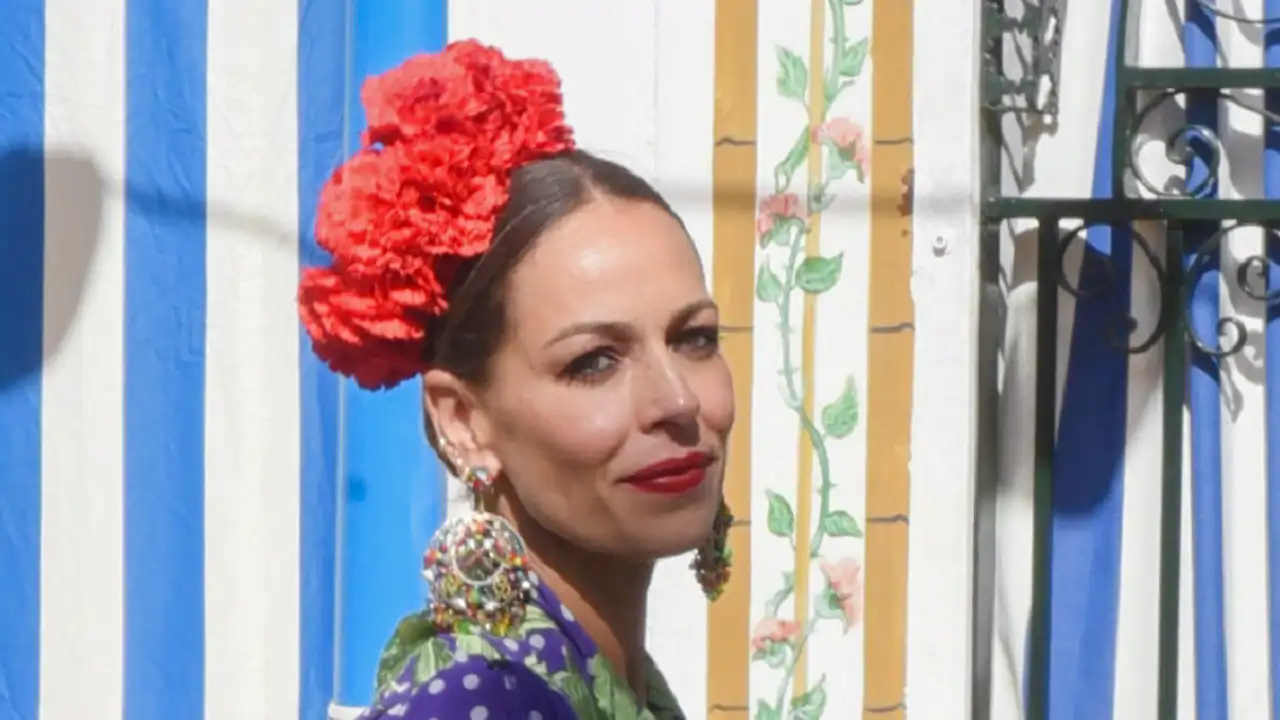 Eva González, vestida con traje de flamenca