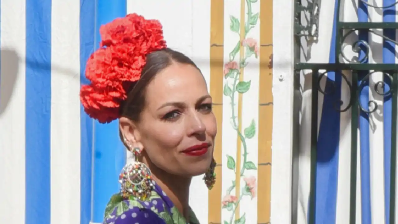 Eva González brilla con el traje de flamenca más hipnótico de la Feria de Abril 2025