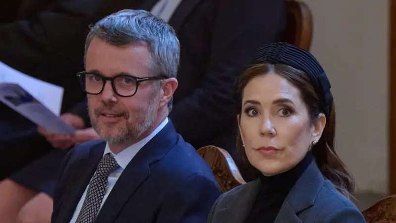 Federico y Mary de Dinamarca con gesto serio