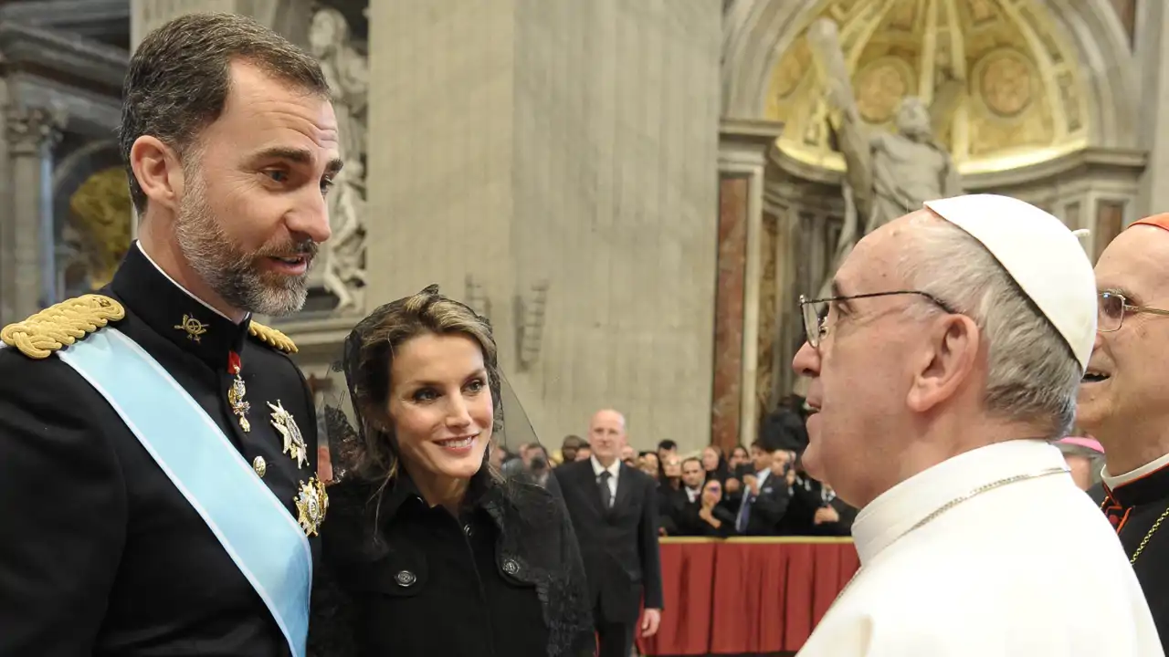 María José Gómez y Verdú, experta en protocolo, revela qué se espera de la vestimenta de los Reyes en la Misa de Inicio del Pontificado del Papa León XIV: “Indumentaria sobria y simbólica”