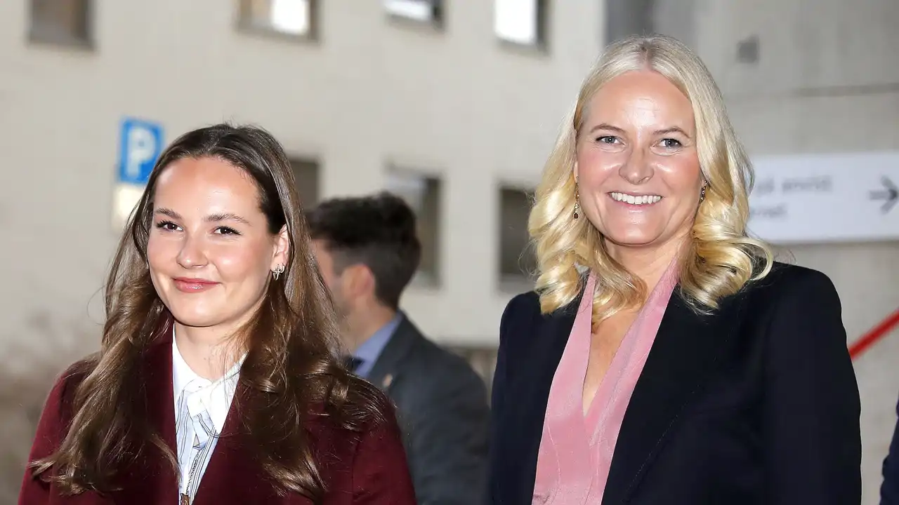 Ingrid Alexandra de Noruega y Mette-Marit