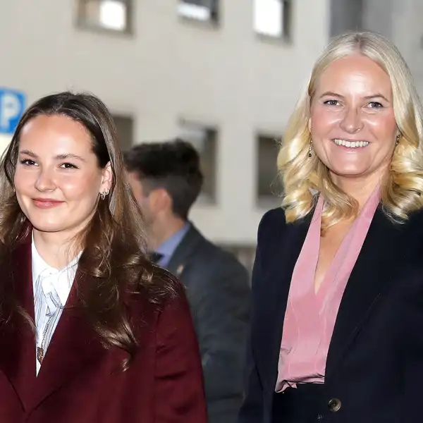 Ingrid Alexandra de Noruega y Mette-Marit
