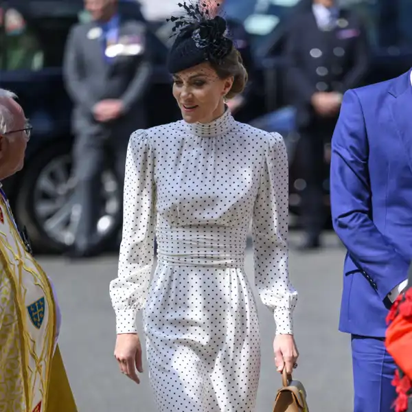 Kate Middleton homenajea a Lady Di en el 80 aniversario del Día de la Victoria: el vestido que más estiliza y el bolso de la firma preferida de las royals británicas