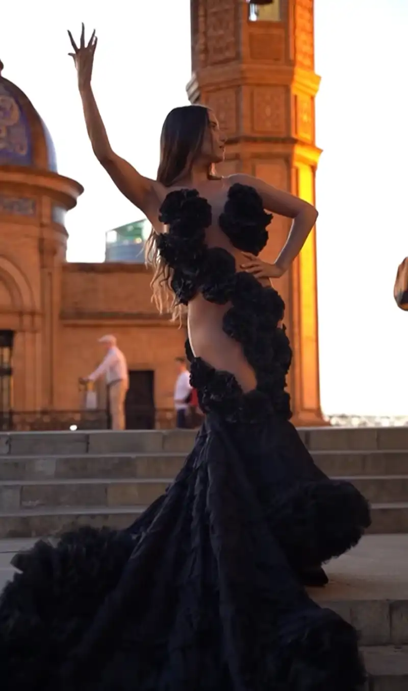 La bata de cola de India Martínez en la Feria de Sevilla 2025