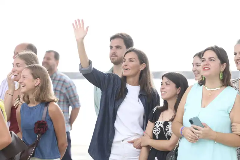 La Reina Letizia, rodeada de otros familiares, esperando a Leonor en Panamá