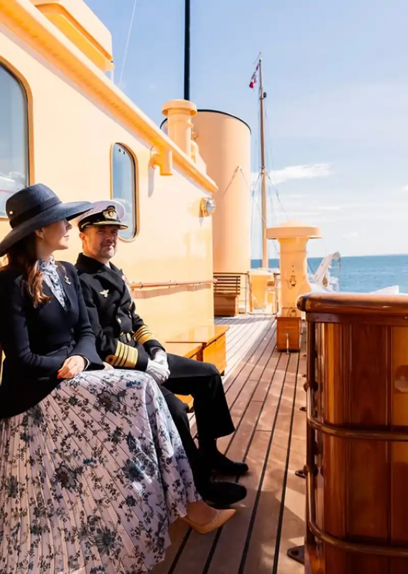 Los Reyes de Dinamarca a bordo de un barco