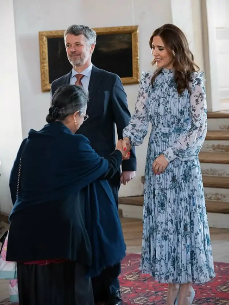 Los Reyes Federico y Mary de Dinamarca durante una recepción 