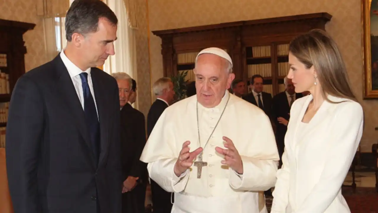 Diana Rubio, experta en protocolo, sobre el viaje de los Reyes, Felipe y Letizia, para conocer al nuevo Papa:" Tiene una organización muy compleja"