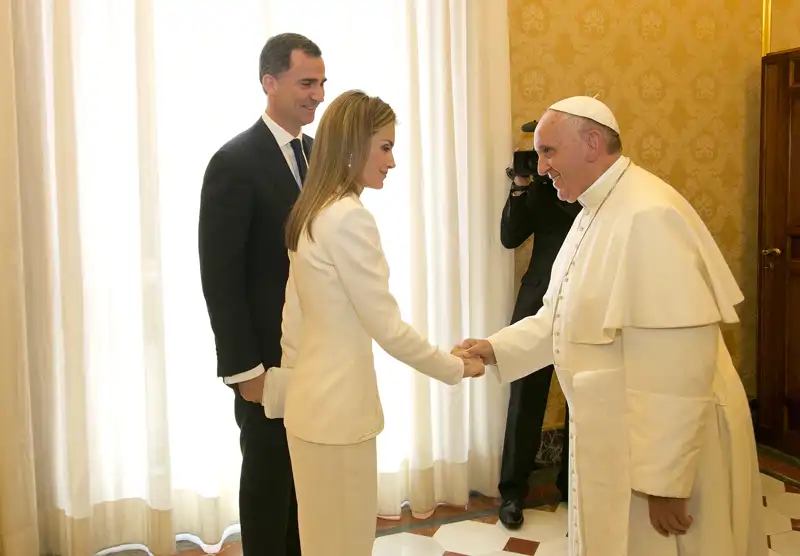 Los Reyes Felipe y Letizia junto al Papa Francisco