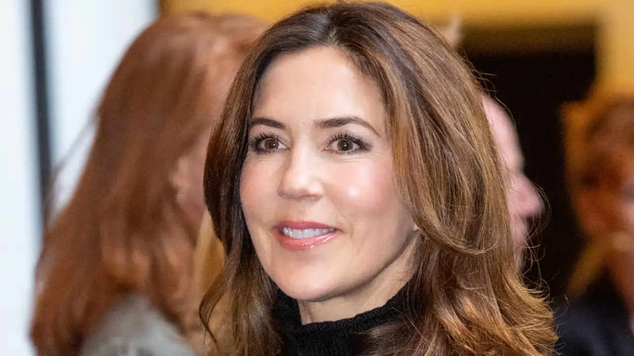 El vestido plisado de Mary de Dinamarca es el perfecto para las invitadas más clásicas