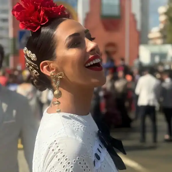 Jessica Bueno y la hermana de Sergio Ramos coinciden en la Feria de Abril con el traje de flamenca favorito de las famosas