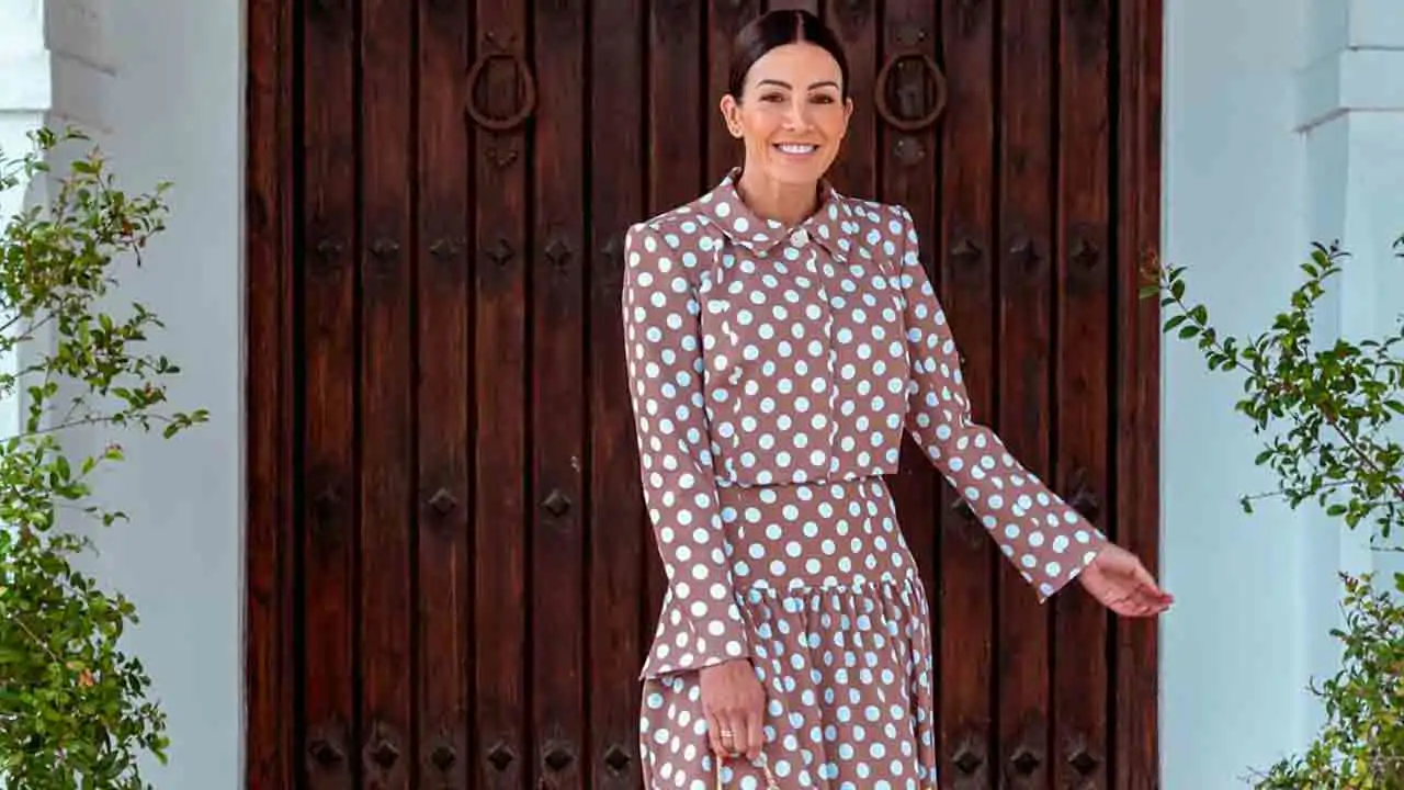 Virginia Troconis cambia el traje de flamenca por el conjunto de lunares más elegante para disfrutar de la Feria de Abril 2025